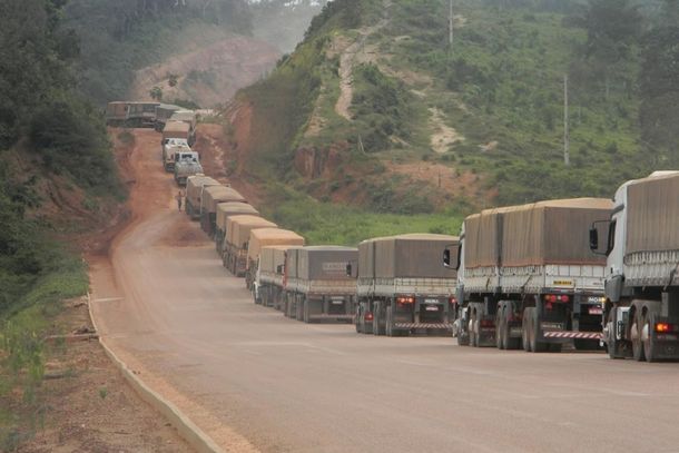 Filas de caminh&otilde;es e carretas chega a 70km em determinados momentos. Come&ccedil;a a faltar comida em determinados vilarejos da regi&atilde;o