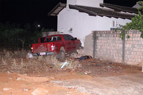 casa &eacute; atingida pela caminhonete dos bandidos
