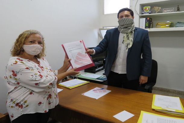 Luzia Queiroz, da CABF, e Guilherme de S&aacute; Meneghin, promotor do MPMG, no ato de protocolar a Matriz de Danos.