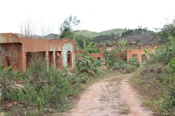 Casas atingidas pela lama em Bento Rodrigues