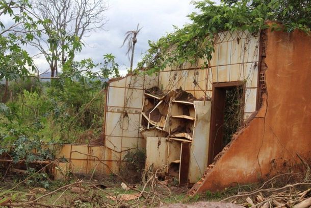 Casa destru&iacute;da em Bento Rodrigues