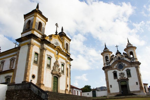 Pra&ccedil;a Minas Gerais, localizada no centro de Mariana