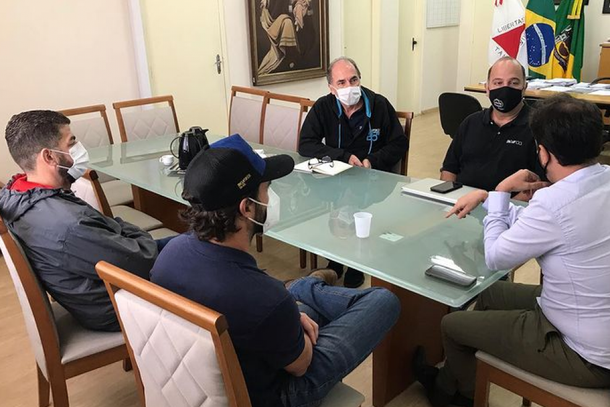 Juliano Duarte em reuni&atilde;o para tratar sobre o projeto