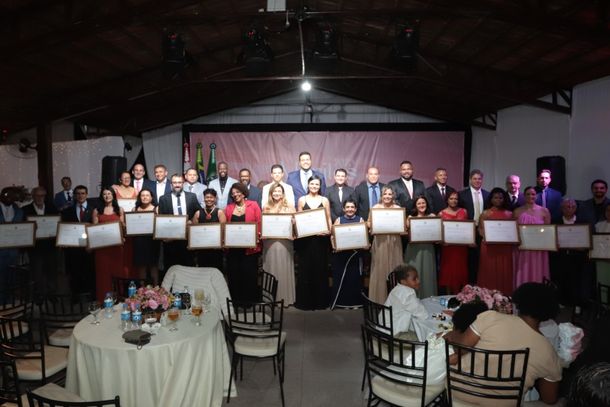 Durante a cerim&ocirc;nia, a professora Vanessa Souza de Paula discursou em nome dos homenageados, enfatizando a relev&acirc;ncia da educa&ccedil;&atilde;o, do compromisso social e da valoriza&ccedil;&atilde;o dos profissionais dedicados ao bem-estar coletivo.