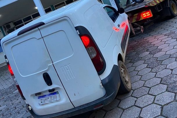 🚨 Abordagem policial termina com pris&atilde;o e apreens&atilde;o de dois ve&iacute;culos em Mariana. Fiorino e BMW foram levadas para p&aacute;tio credenciado.