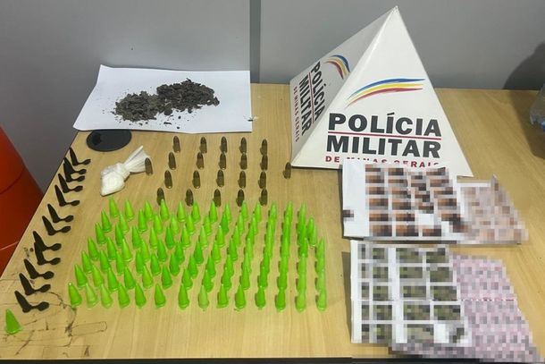 🚨 Pris&atilde;o por tr&aacute;fico em Amarantina Ap&oacute;s den&uacute;ncia an&ocirc;nima, a PM apreendeu drogas e muni&ccedil;&otilde;es em um barrac&atilde;o abandonado.