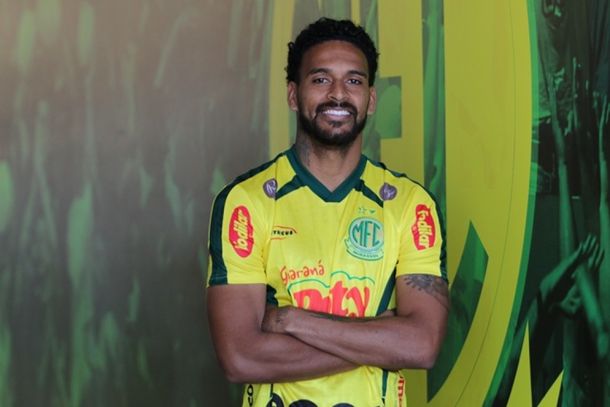 Feliz: J&uacute;nior Todinho posa com a nova camisa no CT do Mirassol