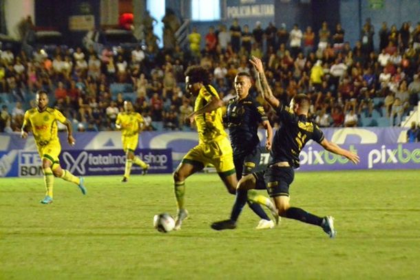 Osman tenta arrancada em GO: Le&atilde;o empata a primeira na 2&ordf; fase