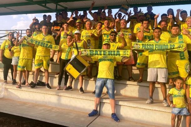 Torcida mirassolense em peso na arquibancada do CT