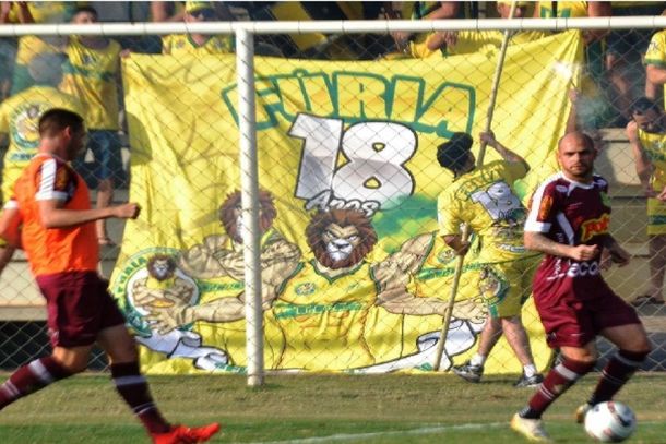 Jogadores do Mirassol treinam no CT com a presen&ccedil;a da F&uacute;ria nas arquibancadas