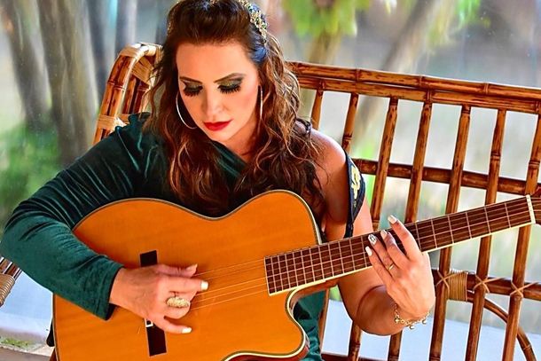 Cantora e compositora mirassolense Regina Benedetti apresenta show "Chega de Saudade" nesta quarta-feira (21)