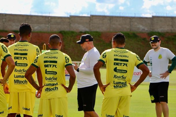 T&eacute;cnico Ricardo Catal&aacute; conversa com os jogadores durante treino no CT do Mirassol