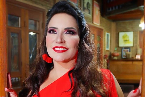 Cantora veste roupa vermelho escarlate, uma cor forte e de presen&ccedil;a marcante assim como Regina