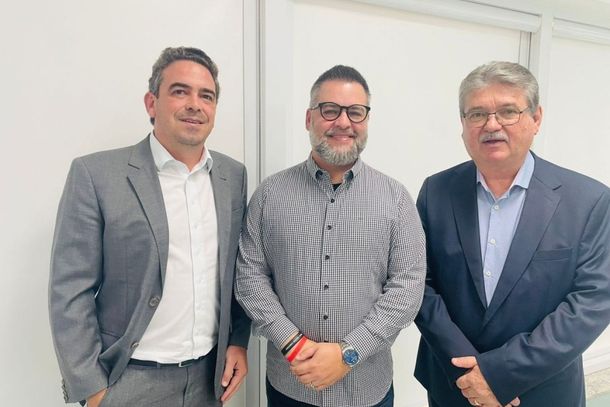 Presidente da C&acirc;mara de Mirassol, Dr. Jo&atilde;o Paulo de Ara&uacute;jo, Secret&aacute;rio Estadual de Desenvolvimento Social, Gilberto Nascimento, e o Prefeito de Mirassol, Edson Antonio Ermenegildo.