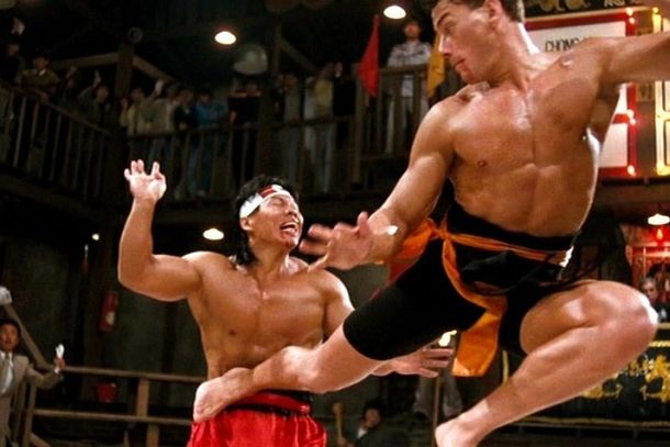 'Frank Dux' (Jean-Claude Van Damme, dir.) acerta em cheio o campe&atilde;o 'Chong Li' (Bolo Yeung) durante a final do torneio Kumit&ecirc;, na China