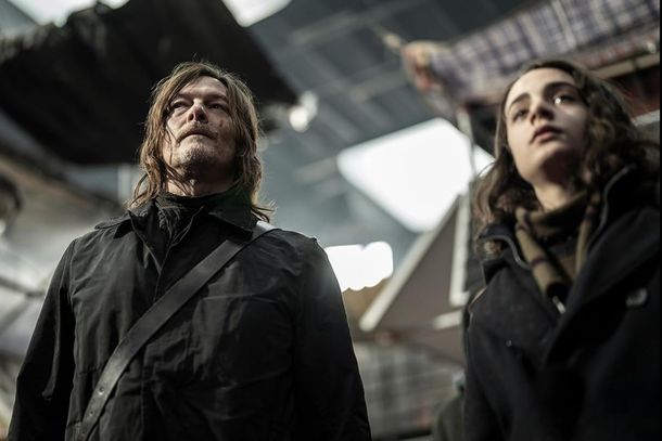 Norman Reedus ('Daryl', esq.) e o menino Louis Puech Scigliuzzi ('Laurent'), que pode ser a salva&ccedil;&atilde;o da humanidade, em cena de 'The Walking Dead: Daryl Dixon'