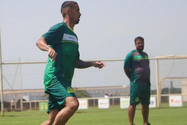 Atacante Delatorre marcou dois gols na vit&oacute;ria de 3 a 2 do Le&atilde;o sobre o Guarani