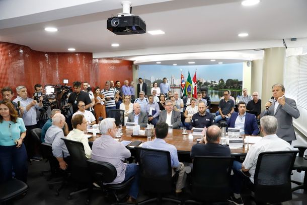 Dr. Edson e prefeitos da regi&atilde;o participaram da apresenta&ccedil;&atilde;o do projeto da Rumo