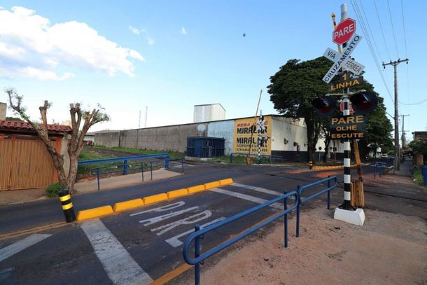 Passagem em n&iacute;vel deve contar com viaduto ou t&uacute;nel, conforme projeto da Rumo