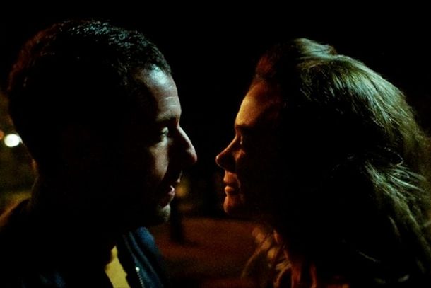 Adam Sandler ('Jakub Proch&aacute;zka') e Carey Mulligan ('Lenka') formam um casal com muitos problemas na rela&ccedil;&atilde;o e separados milh&otilde;es de quil&ocirc;metros