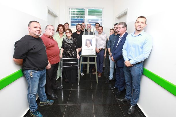 Fam&iacute;lia do patrono da UPA Mirassol, com autoridades municipais, durante a cerim&ocirc;nia