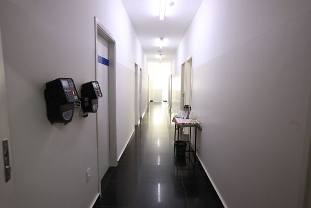 Corredor da ala de colaboradores da UPA Mirassol