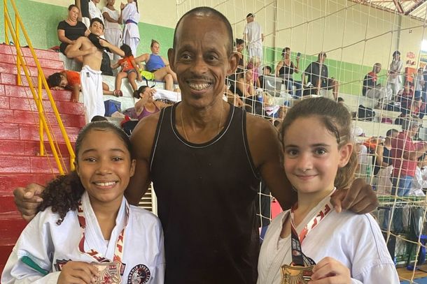 Sensei Paulinho junto com as caratecas mirassolenses