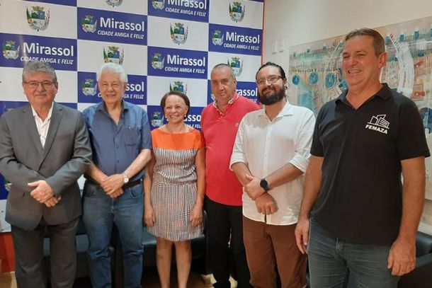 da esquerda, para a direita prefeito Edson Antonio Ermegildo, deputado federal Arlindo Chinaglia, vereadora e presidente do Educand&aacute;rio Mirassol, Toninha Andr&eacute;, presidente do PT Mirassol, Luiz Primo, vereador J&uacute;lio Salom&atilde;o, e membro do diret&oacute;rio do PT Mirassol, Rog&eacute;rio.