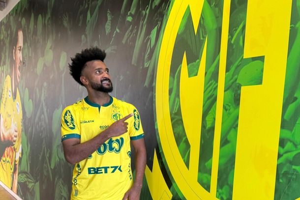 Artur, lateral-esquerdo de 29 anos, &eacute; o novo contratado do Le&atilde;o
