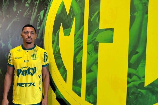 Lateral Alex Silva refor&ccedil;a Le&atilde;o na S&eacute;rie B