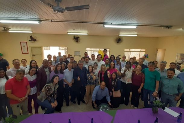 Deputada Renata Abreu e comitiva com foto junto aos convidados