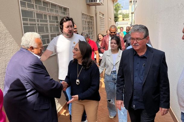 Deputada Renata abreu cumprimenta os convidados