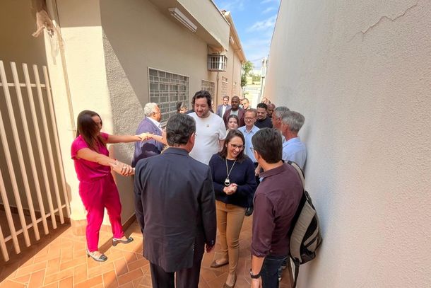 Deputada Renata abreu cumprimenta os convidados