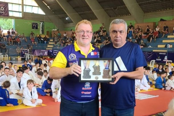 Organizador L&eacute;o Mansor faz homenagem ao Diretor de Esportes e Lazer de Mirassol, Wandinho