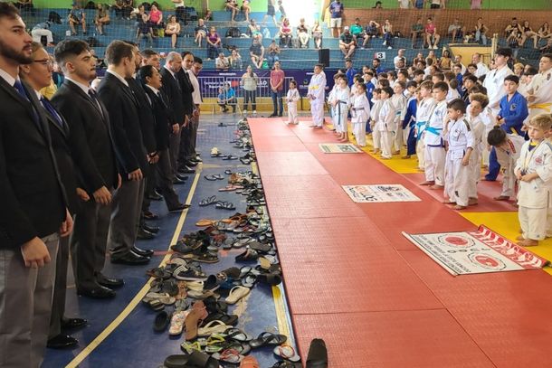 &Aacute;rbitros e judocas durante o evento em Mirassol