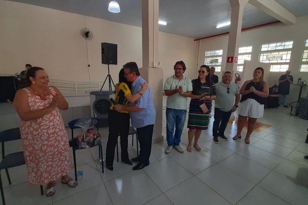 A mirassolense e reitora da Unesp, Maysa Furlan recebe a camisa do Mirassol FC do prefeito Edson Antonio Ermenegildo