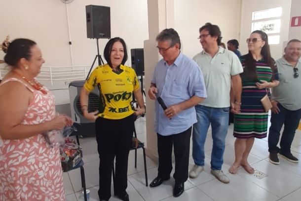 A mirassolense e reitora da Unesp, Maysa Furlan recebe a camisa do Mirassol FC do prefeito Edson Antonio Ermenegildo