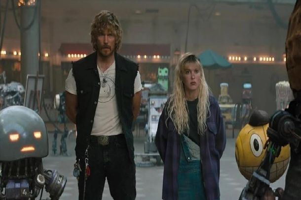 A dupla protagonista, Chris Pratt e Millie Bobby interagem com rob&ocirc;s extremamente realistas em 'The Electric State'