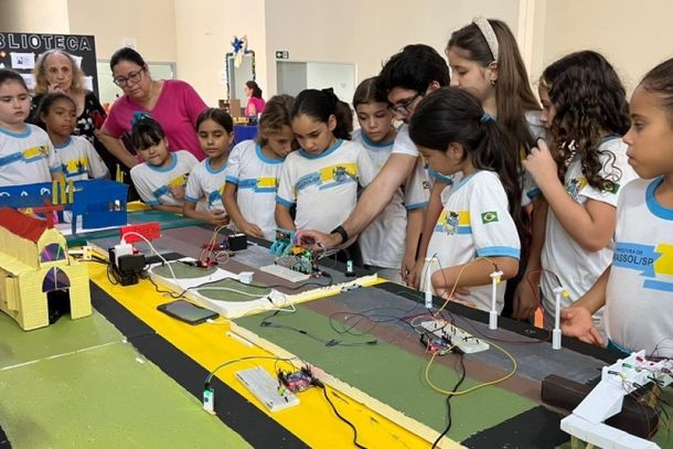 Um dos grandes destaques da Feira Tecnol&oacute;gica &eacute; a expans&atilde;o da rob&oacute;tica educacional na rede municipal, um investimento que tem colocado Mirassol como refer&ecirc;ncia regional
