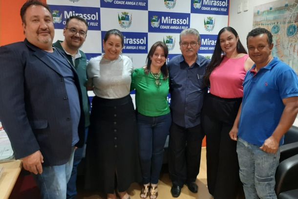 Da esquerda para a direita: Robson da Ra&ccedil;&atilde;o, Vitor (setor de administra&ccedil;&atilde;o e finan&ccedil;as da Unidade Regional de Ensino), Luzia, Karen Vicentin (diretora da Unidade Regional de Ensino de Jos&eacute; Bonif&aacute;cio), Prefeito Edson Antonio Ermenegildo, Marina (respons&aacute;vel pelo setor de obras da Unidade Regional de Ensino) e o Valdo da Bicicletaria