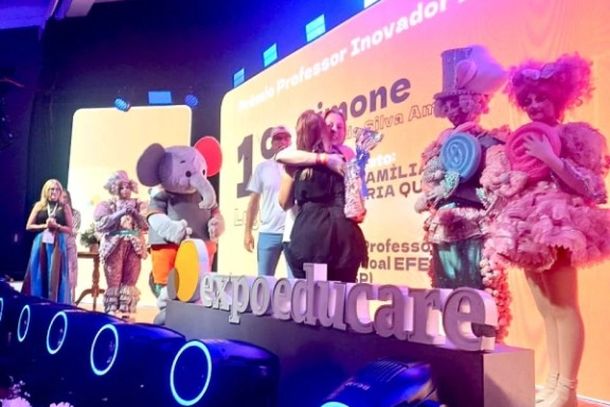 Representantes da Escola Municipal Wilson Paschoal recebem o pr&ecirc;mio de 1&ordm; lugar na Expoeducare 2026, em S&atilde;o Jos&eacute; do Rio Preto, em reconhecimento ao projeto que fortalece a parceria entre escola e fam&iacute;lia