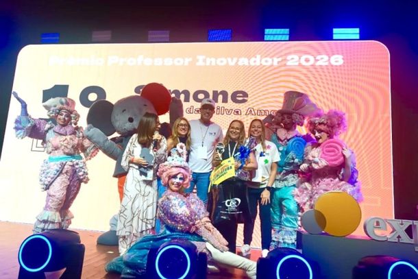 Diretora Simone Amorim e demais representantes da Escola Municipal Wilson Paschoal recebem o pr&ecirc;mio de 1&ordm; lugar na Expoeducare 2026, em S&atilde;o Jos&eacute; do Rio Preto, em reconhecimento ao projeto que fortalece a parceria entre escola e fam&iacute;lia