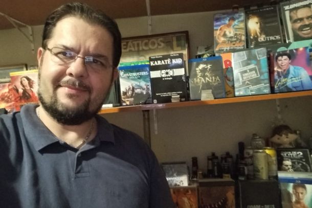 Rafael Rossi &eacute; jornalista, colecionador de DVDs e BLU-RAYs, amante da 7&ordf; Arte, f&atilde; de s&eacute;ries, anima&ccedil;&otilde;es, musicais e tudo mais o que &eacute; relacionado ao audiovisual