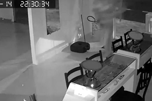 Momento em que o primeiro assaltante entra no estabelecimento, ap&oacute;s estilha&ccedil;ar a porta de vidro