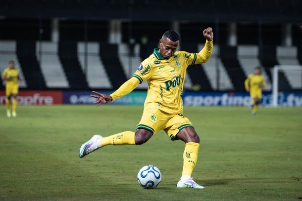 Atacante Carlos Eduardo em lance de jogo