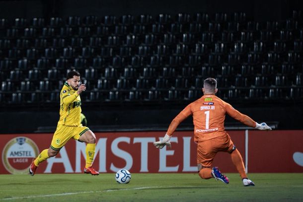 Alesson tenta passar por goleiro do time boliviano
