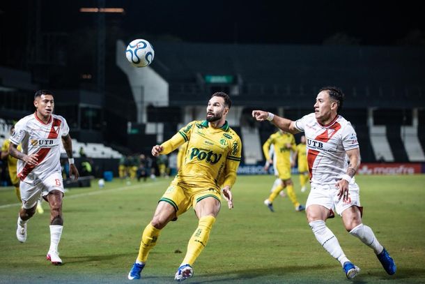 Atacante Edson Carioca em lance de jogo