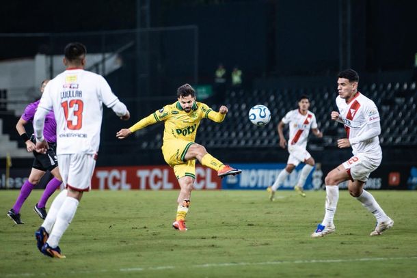 Alesson em chute ao gol do Always Ready