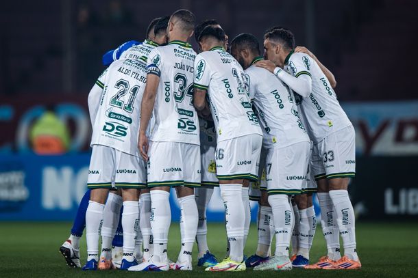 Jogadores do Mirassol se unem antes do jogo contra o Lan&uacute;s