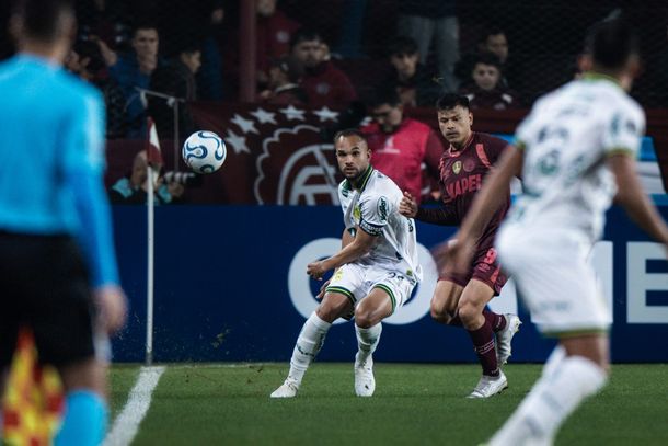 Zagueiro Jo&atilde;o Victor em lance de jogo